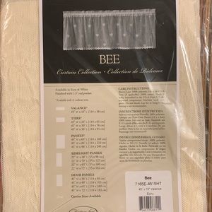 Heritage Lace”Bee” valance, new.